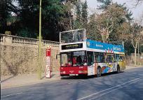 Autobus de la línea 100 parado en la Plaza de Pedralbes