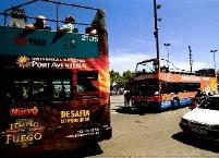 Vehculos rivales Un Bus Turstic de TMB, izquierda, y uno de Barcelona Tours