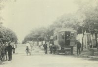 Dos autobuses delante de Can Ristol, aos 1924-1925