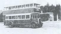 Autobus SJ delante del Palacio Real, ao 1940