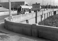 Tranvia cruzando el puente de San Adrian, en 1957