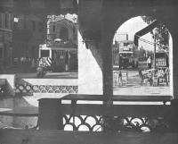 Delante del Hostal de la Gloria, en 1955