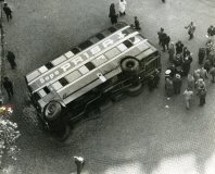 Accidente de un autobús de la línea I evitando chocar con un tranvía. Mallorca con Muntaner, año 1953. Foto JA Sáez Guerrero