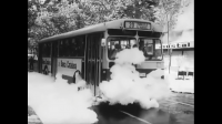 Autobús de la línea 20 pasando por una capa de espuma por un incendio cercano. Archivo NODO, años 70