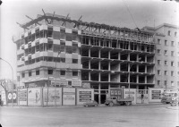 Un Chausson en el final de la Pl. Maragall dónde se estaba costruyendo un nuevo edificio. Foto Ferran
