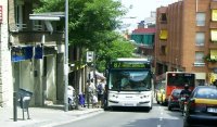En el tramo final de la calle Dante, vía por donde circuló provisionalmente en dirección Trav. Gracia durante las obras de la estación de metro del Carmelo, julio 2003