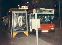 Autobús de la línea EN en el terminal de Pl. España, sept. 1996. Foto de Zitaro
