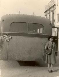 Otra vista del autobus conocido popularmente como carraca, en 1948