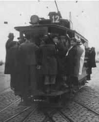 Tranvía de la línea 12 de vía estrecha en la Diagonal con Av. Sarriá. Fotografia publicada en el libro 