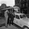 Un autobús Chausson de la línea 20 en la Av. San Antonio Mª Claret junto a la Clínica de la Alianza. año 1964