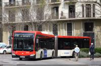 El refuerzo sur gira por la calle Córcega en el lado montaña de la fuente, pero algunos por la parte sur, como éste que antes giró por lado montaña, abril 2025