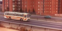 Coche nº 141, en la A-19 a su paso por Badalona. Realizando el servicio directo por autopista Barcelona-Mataró. Foto Pere París, julio 1983
