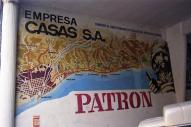 Anuncio mural informativo de las líneas que explotaba la Empresa Casas. Se encontraba en la antigua estación de autobuses de Argentona. La empresa patrocinaba la ginebra Patrón. Foto Pere París, ago.1996