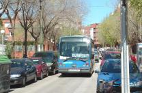 Vehículo de la línea EspluJust en la calle Anselmo Clavé de Espluges
