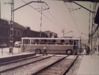 Posiblemente autobús de línea 12 recien estrenada cruzando el paso a nivel de la Rambla. Foto autor desconocido