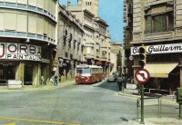 Vía Massagué con un coche de la línea 2. Vía Massagué. Postal colección Miguel Segura