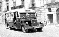 Año 1955. Autobús destino a las Playas en la Pl. de los Carros con la publicidad de la época 