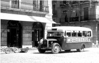 Autobús de ATSA en la Pl. de los Carros, delante de Casa Bonet. Línea a playas. Foto Archivo Rafael Vidal Ragazzon