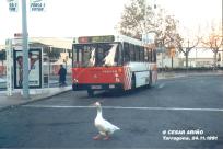 Coche 119 Pegaso 6424, en la línea 5 en la Pl. Imperial Tarraco con un espontaneo muy peculiar, nov. 1991. Foto César Ariño
