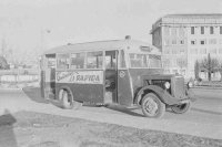 Autobús de ATSA estacionado en la plaza Imperial Tarraco. Al fondo, el colegio de La Salle. año 1957. Archivo Histórico Tarragona. Fotografia Canadell