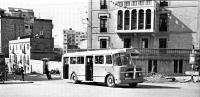 Uno de los dos autobuses de la línea Tarragona - Universidad Laboral, c. Ramón y Cajal, feb. 1965. Foto F.Llaurado