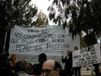 En la inauguración una serie de vecinos reclamó un mejor servicio de la línea 81. Foto de Albert Obiols, 14/12/2003